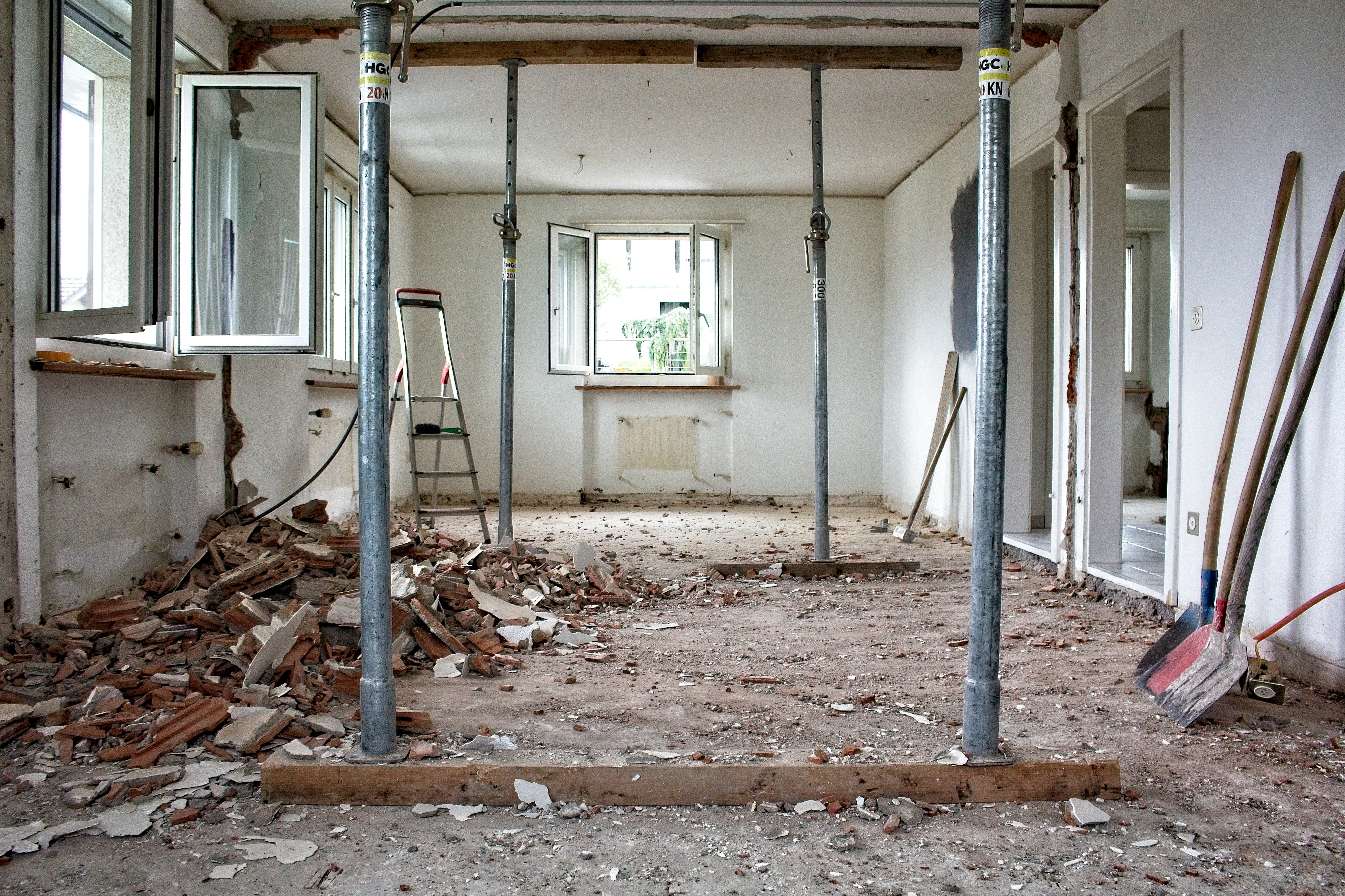 Navigating Dubai Home Renovations: DIY or Professional?