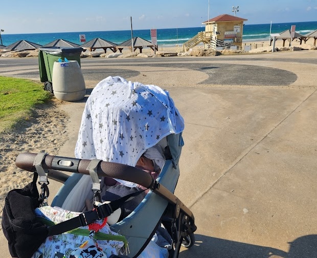 עגלה ליד חוף הים בתל אביב