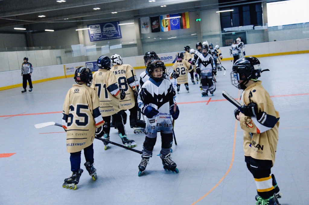 Kinder spielen Hockey