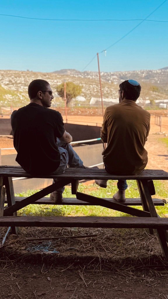 שני לוחמים בחווה