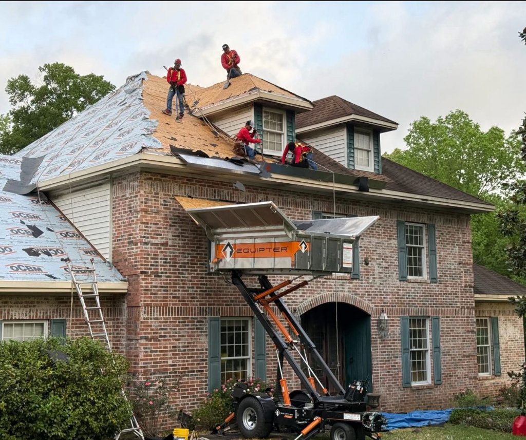 Roofing crew working with Equipter