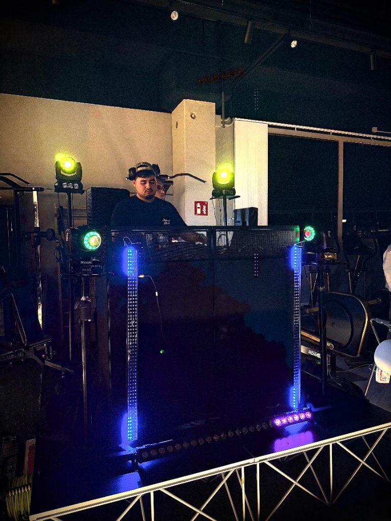 Sesión DJ en Neon Sport Club con Adan Calero