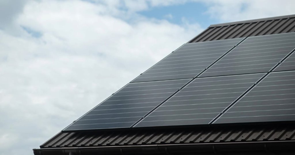 Installation panneaux photovoltaïques Thomson full black sur toiture