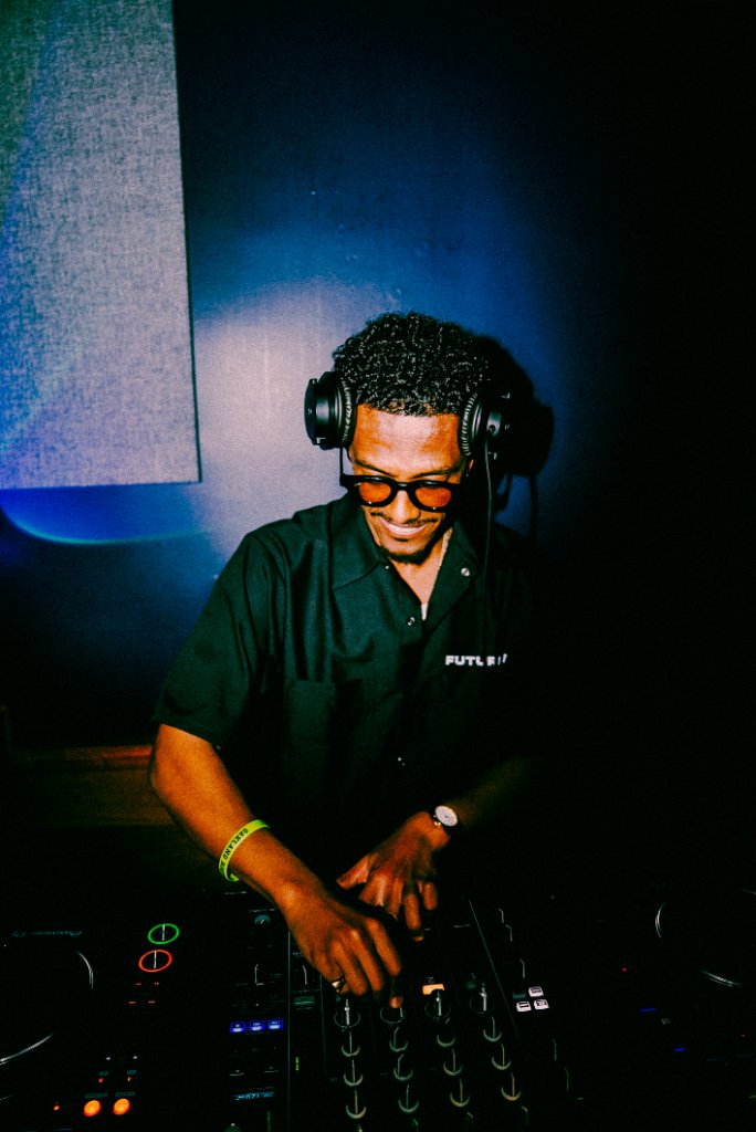 Phive DJing