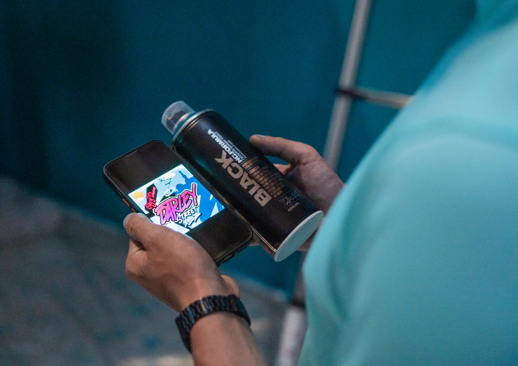 Digital graffiti design on mobile device