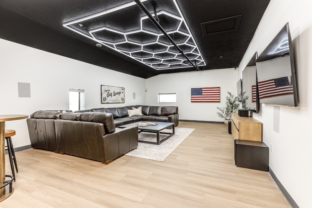 Tommy's Golf Lounge - Photo 1