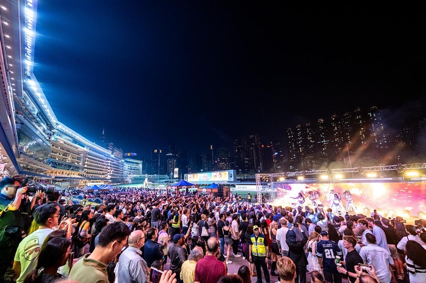 Massive crowd enjoying Happy Wednesday entertainment at Happy Valley Racecourse