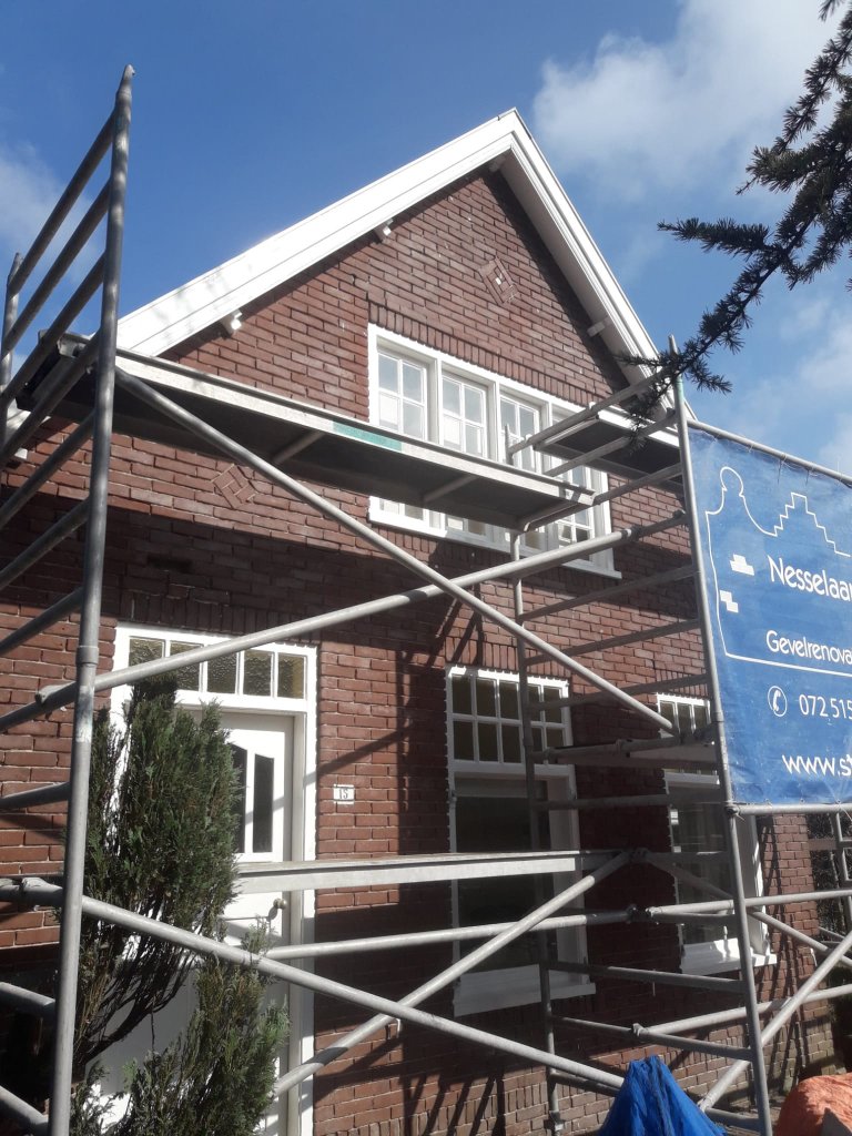 Gevel uithakken voegwerk Bergen – gevel renovatie Noord-Holland