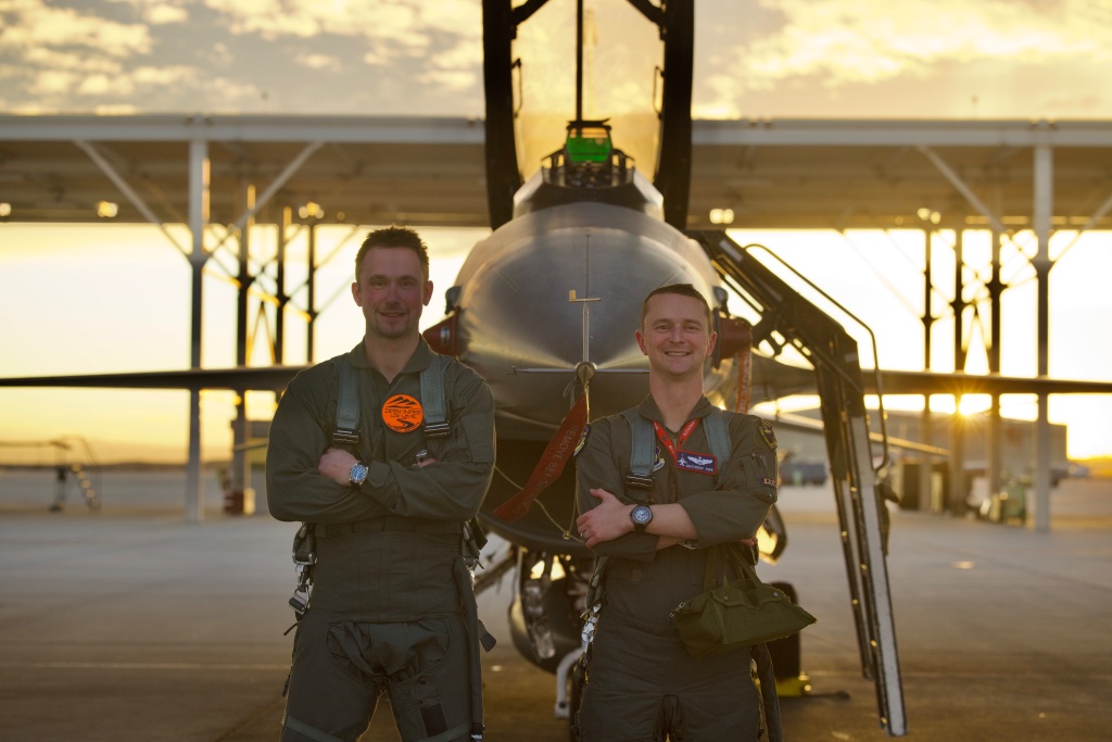 F-16 Testflug im Cockpit: Videos der Woche