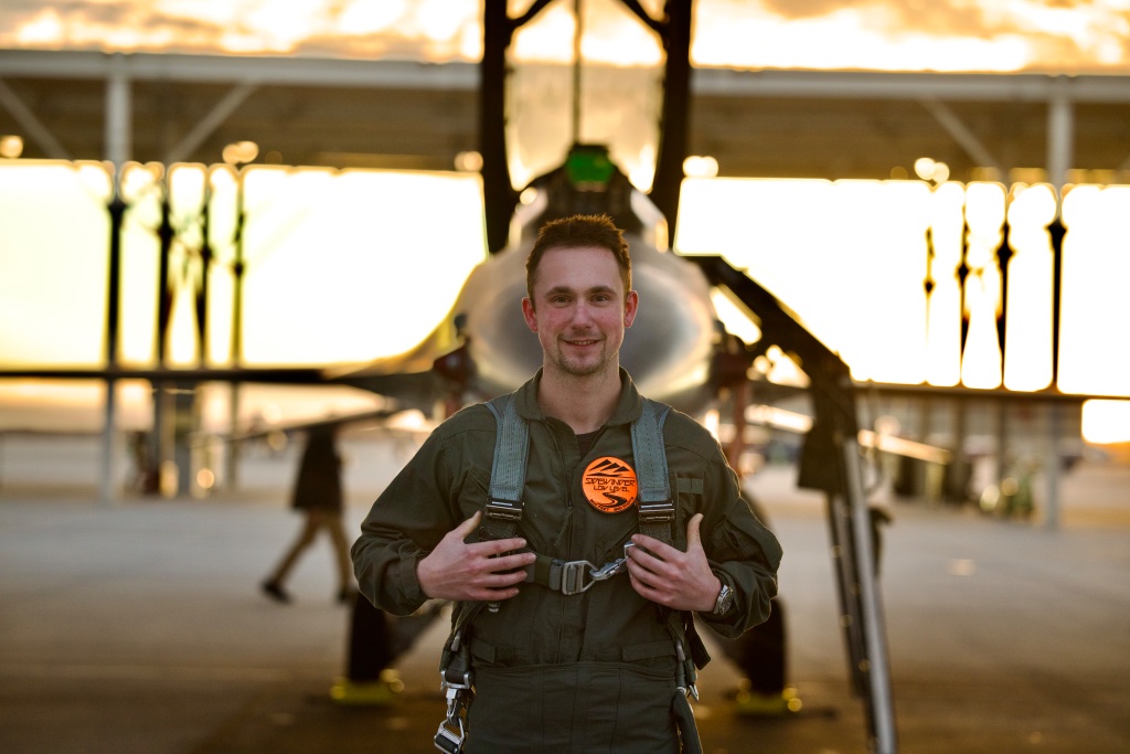 First Brit Civilian Flies Faster Than Sound in US Air Force F-16