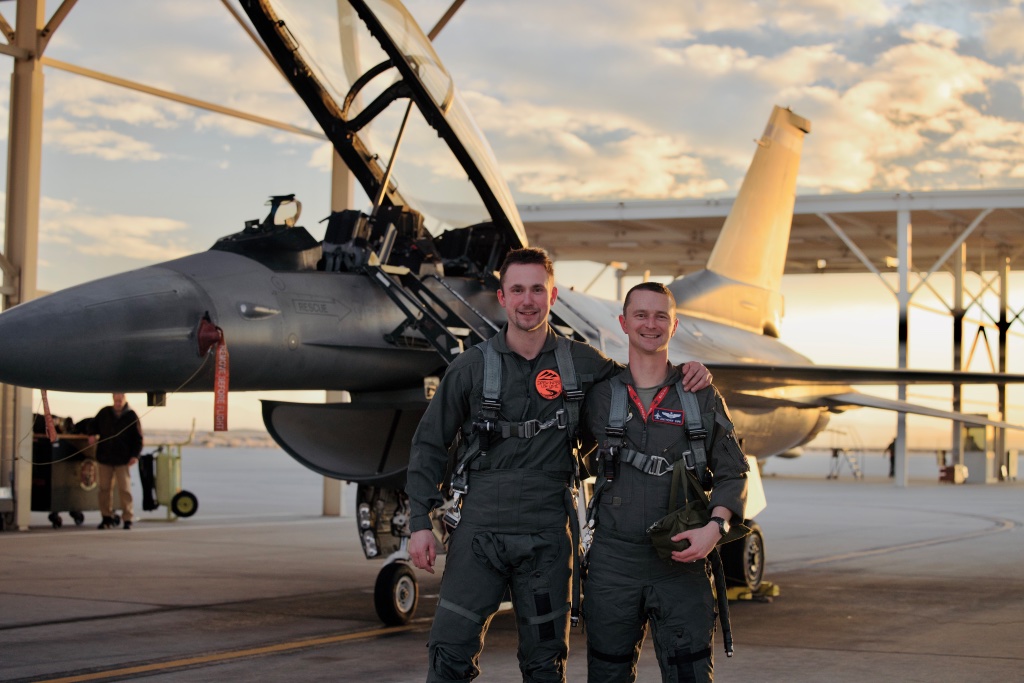 Met 2100 km/u in een F-16: Dit Ziet de Piloot