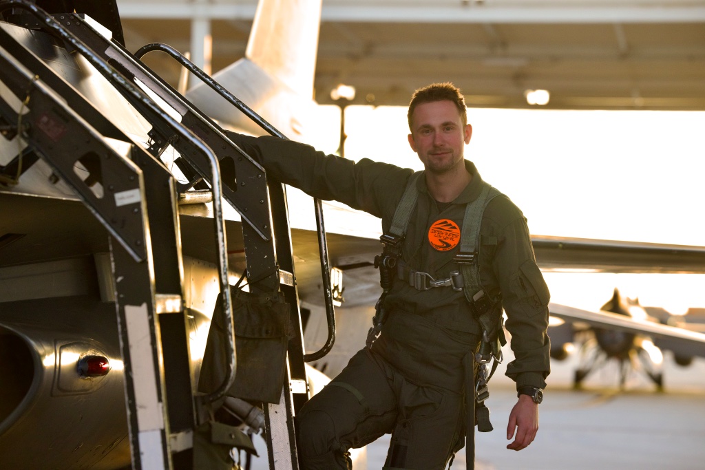 Inside an F-16 Cockpit at 1300 mph