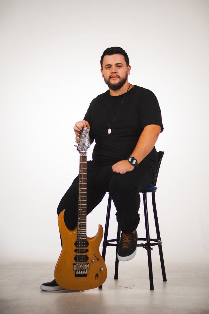 Vinícius Salles com guitarra