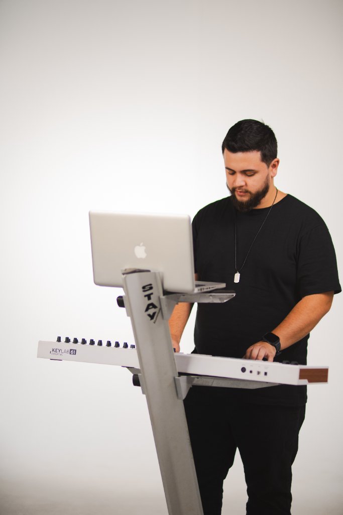 Vinícius Salles no teclado