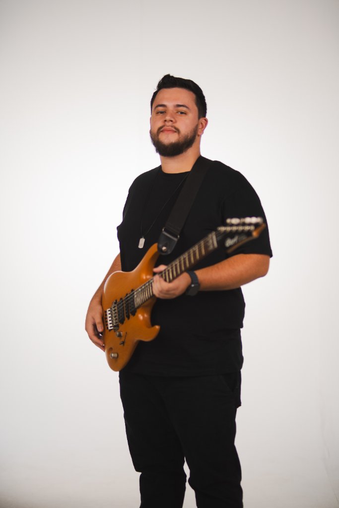 Vinícius Salles com guitarra