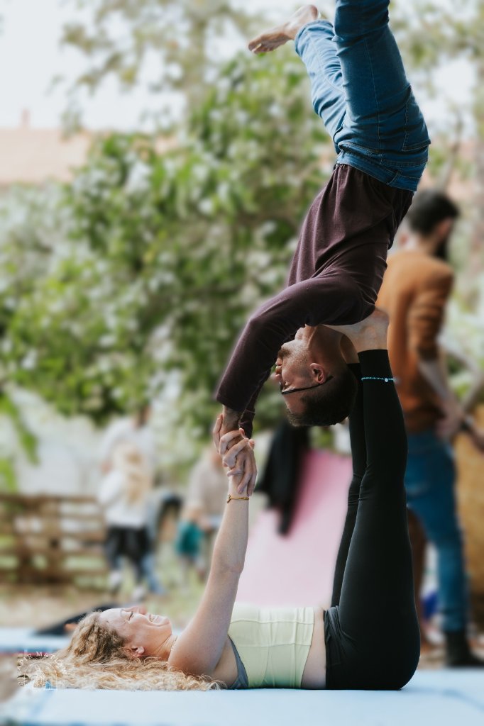 אקרו יוגה עם רותם וגל