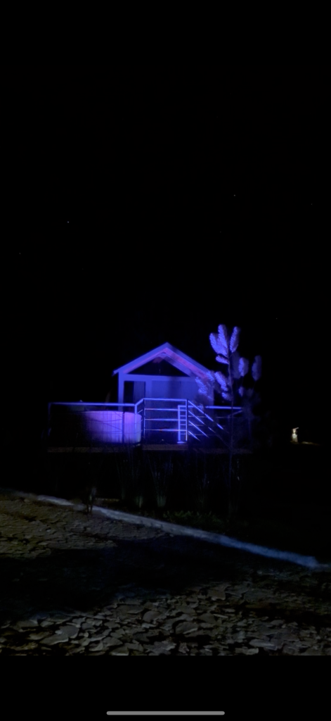 Cabaña iluminada