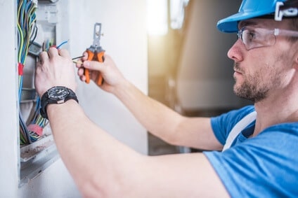 Électricien indépendant en intervention