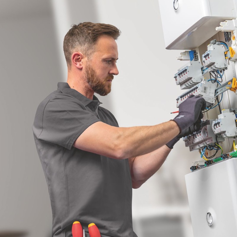 Électricien professionnel travaillant sur tableau électrique