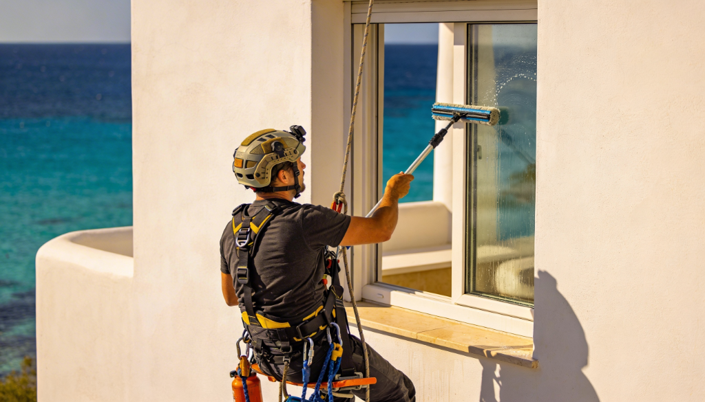 Trabajos verticales en fachada con vistas al mar en Ibiza