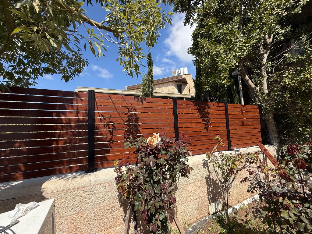 התקנת גדר אלומיניום שילוב של עמודים שחורים עם שלבים בצבע דמוי עץ - חיים פרויקטים ירושלים