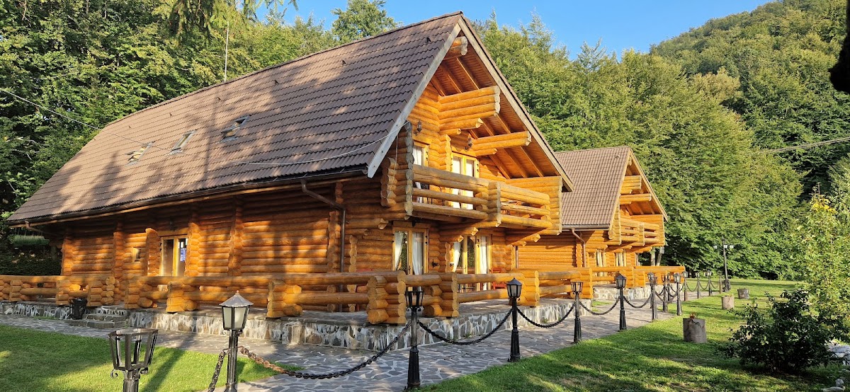 Cabane din lemn la Șuior Resort Cota 1000, Maramureș, oferind o experiență relaxantă în natură.