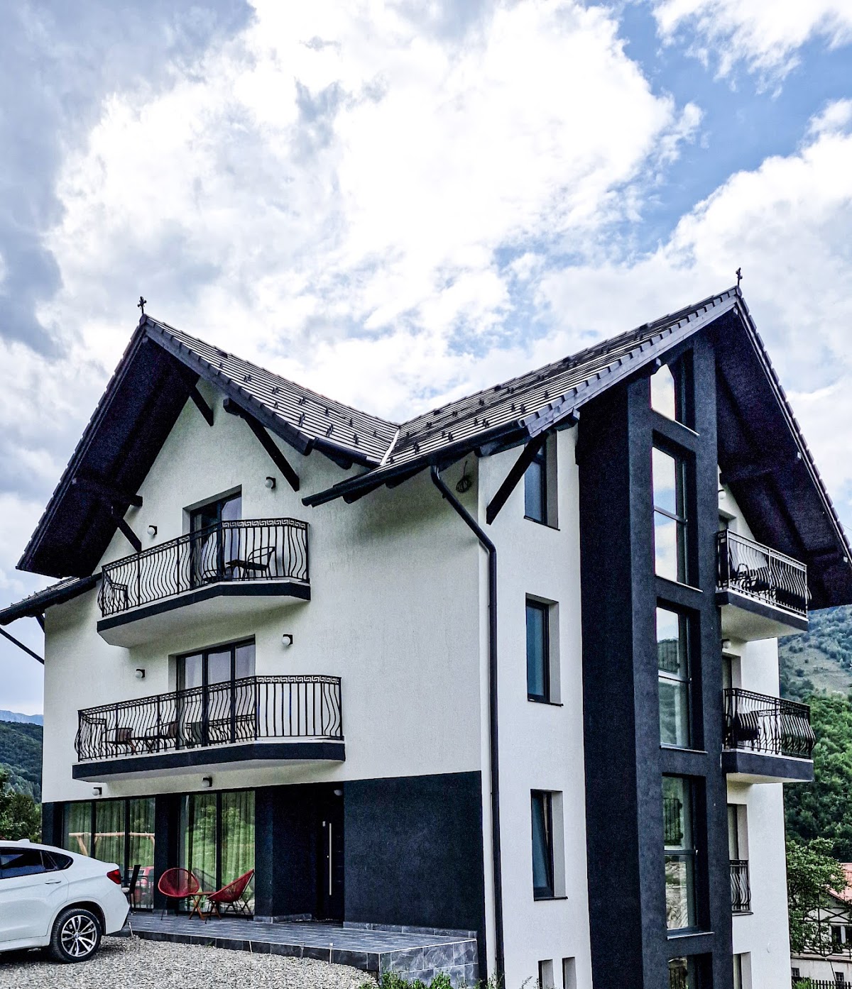 Transylvania House, cazare modernă în Moieciu de Jos, cu balcon și peisaj montan.