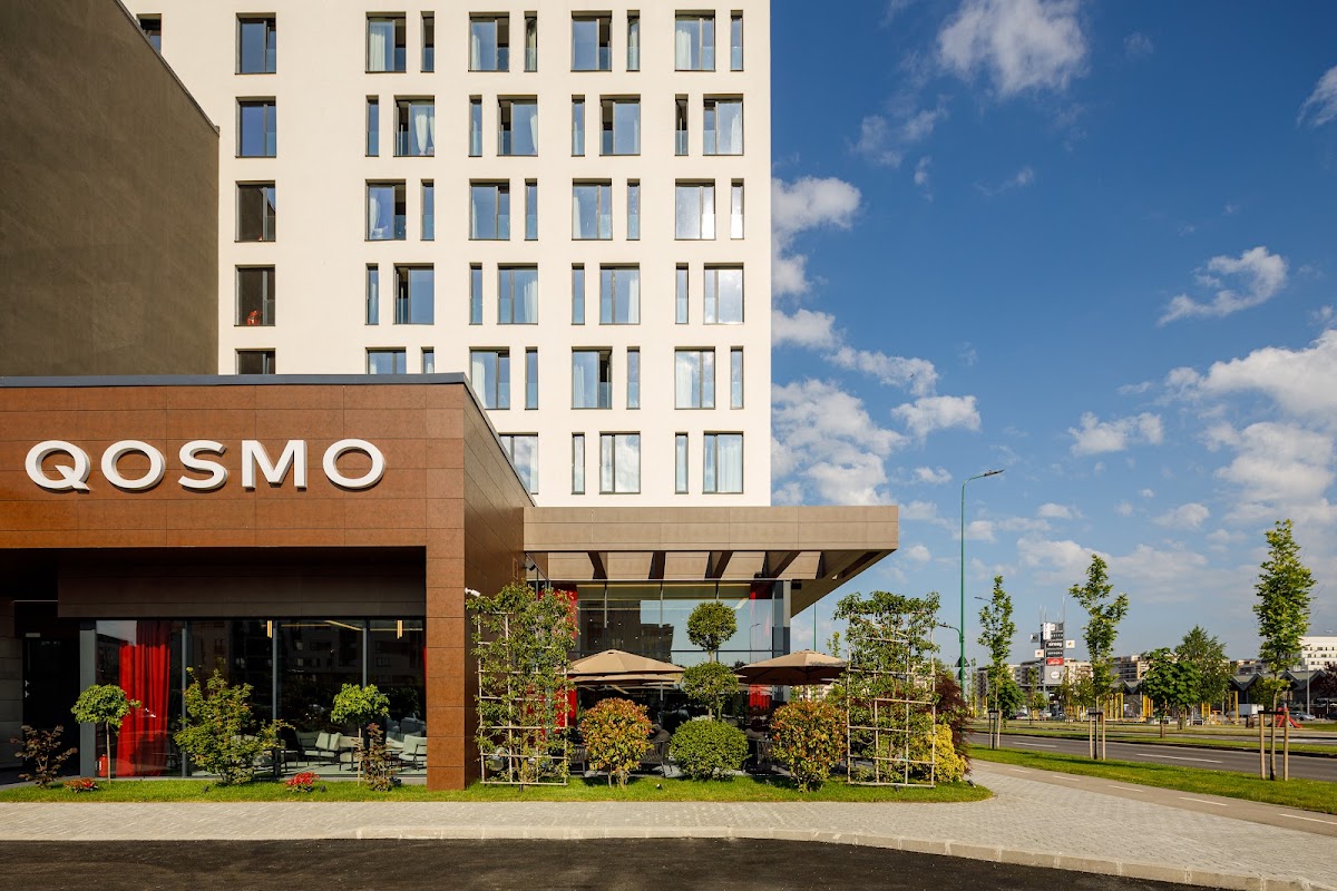 Hotelul QOSMO Brașov, modern și elegant, situat în inima Olteniei, cu terasă și vegetație.