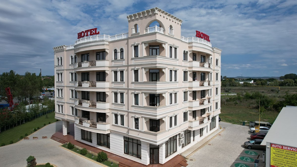 Hotel VisPas din Bălți, Moldova - clădire elegantă cu balcoane, perfectă pentru cazare confortabilă.