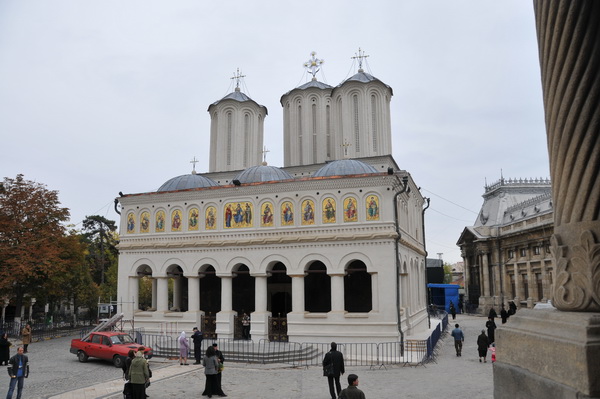 Catedrala Patriarhală din București, un simbol al credinței românești, cu cupole și fresce.