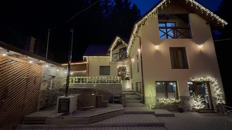 Cabana Caterina din Toplița, Transilvania, îmbrăcată în lumini festive, oferă o atmosferă primitoare.