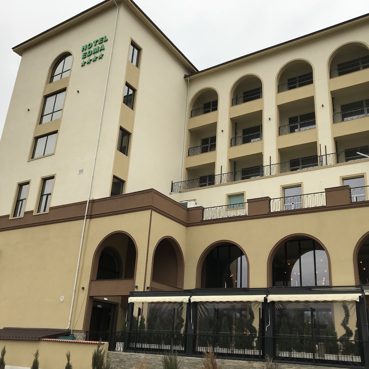 Hotel EDMA, cazare confortabilă în Oltenia, clădire modernă cu balcoane pe Strada Dunării, Alexandria, România.