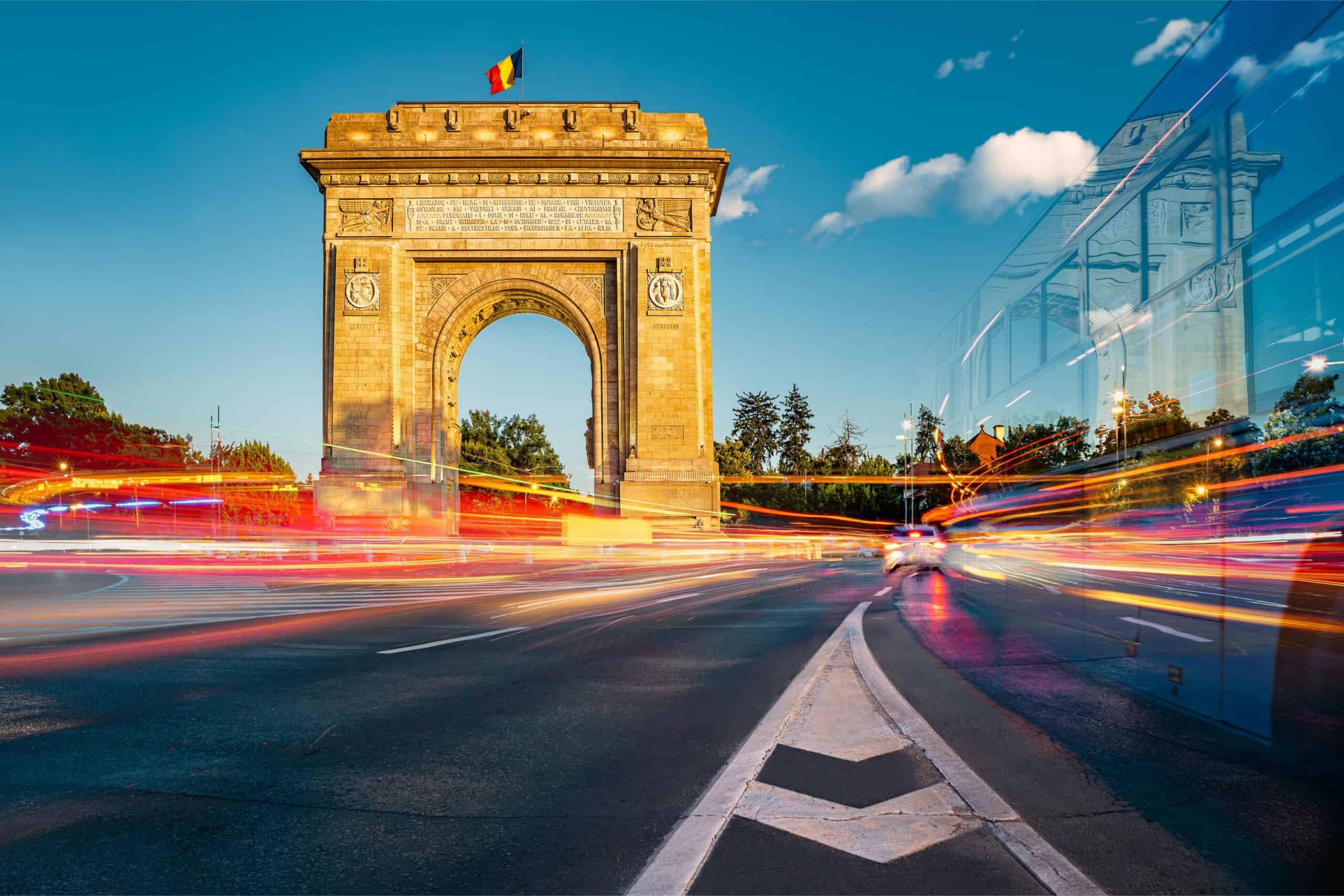 Arcul de Triumf din București, simbol al victoriei, surprins într-o noapte vibrantă.