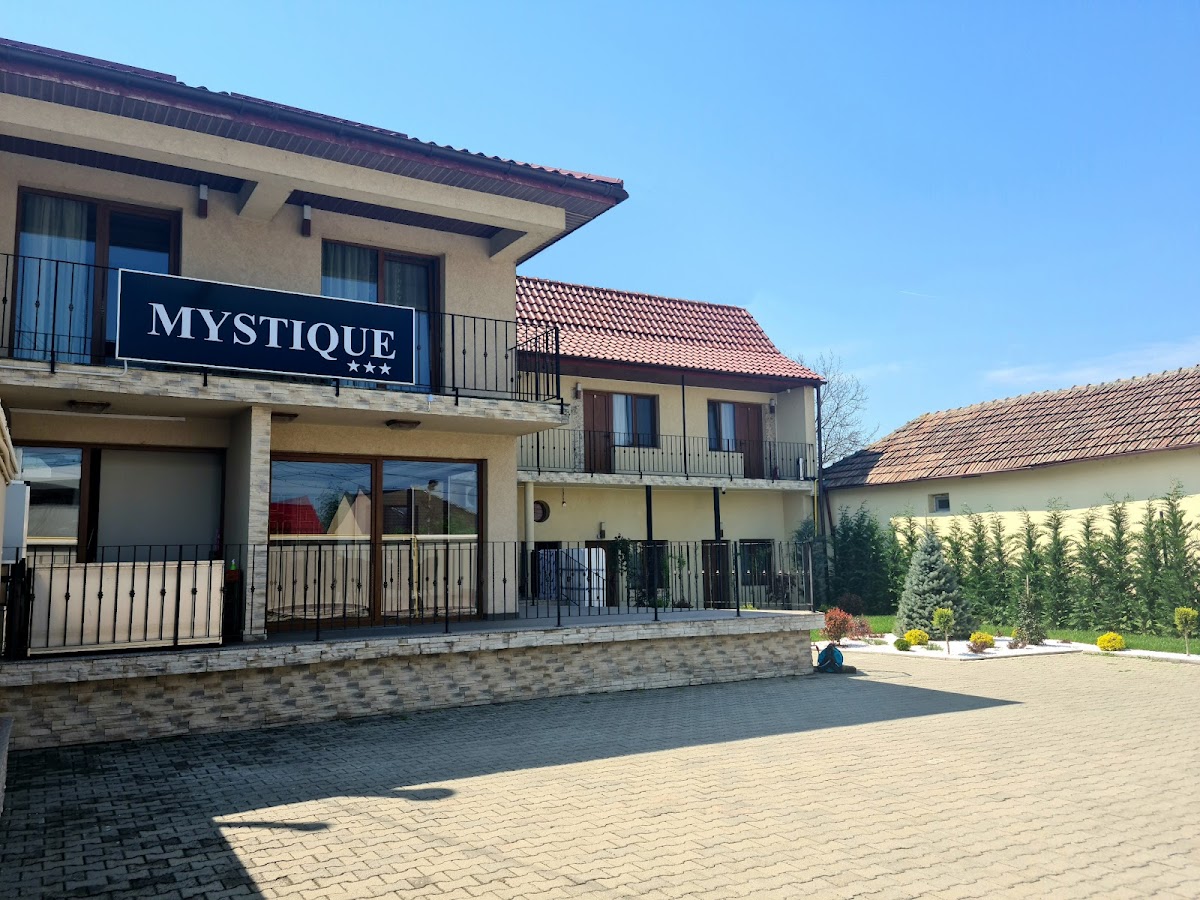 Pensiunea Mystique Arad, cazare confortabilă în Banat, cu fațadă elegantă și grădină amenajată.
