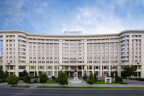 JW Marriott Bucharest Grand Hotel, clădire elegantă de cazare în București, Muntenia, cu grădini și design modern.