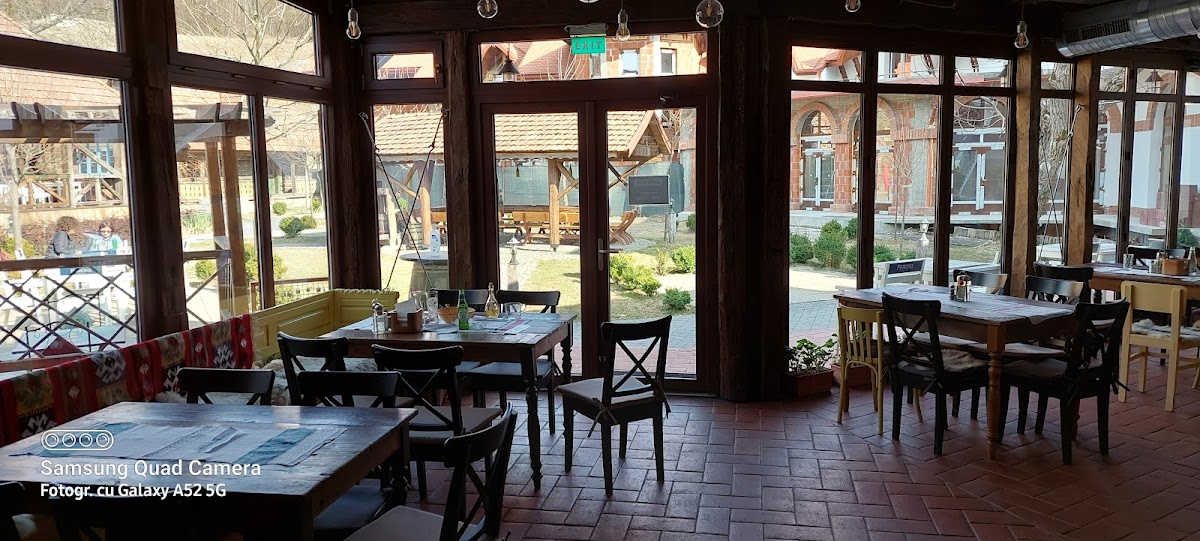 Interior modern și primitor la Hanul Teilor, Dănești, Maramureș, ideal pentru cazare și relaxare.