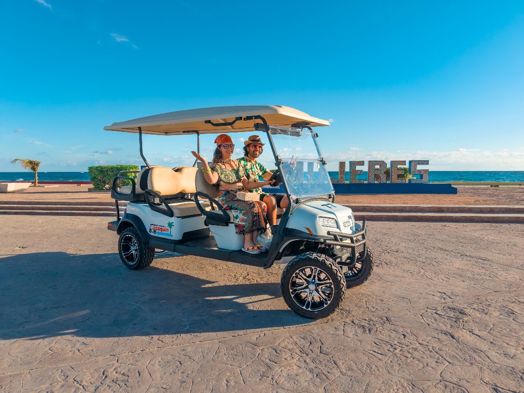 Turistas en carrito