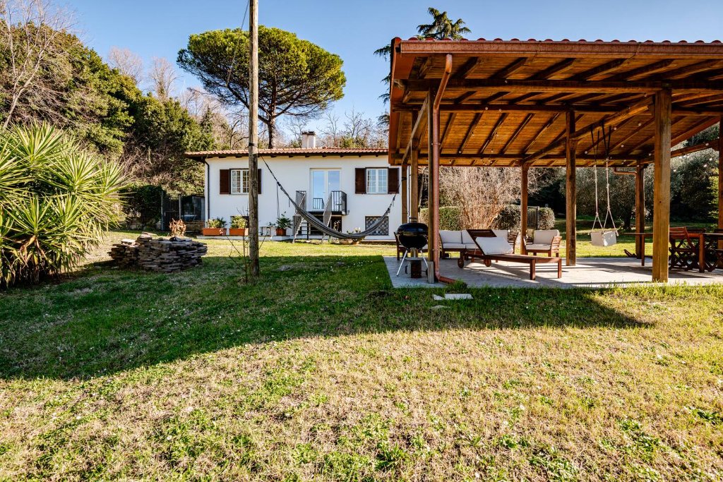 Christmas Traditions in Roman Hills: A Sweet Winter Escape