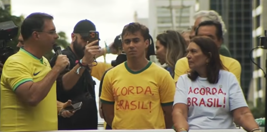 Flávio Bolsonaro realiza comício em São Paulo