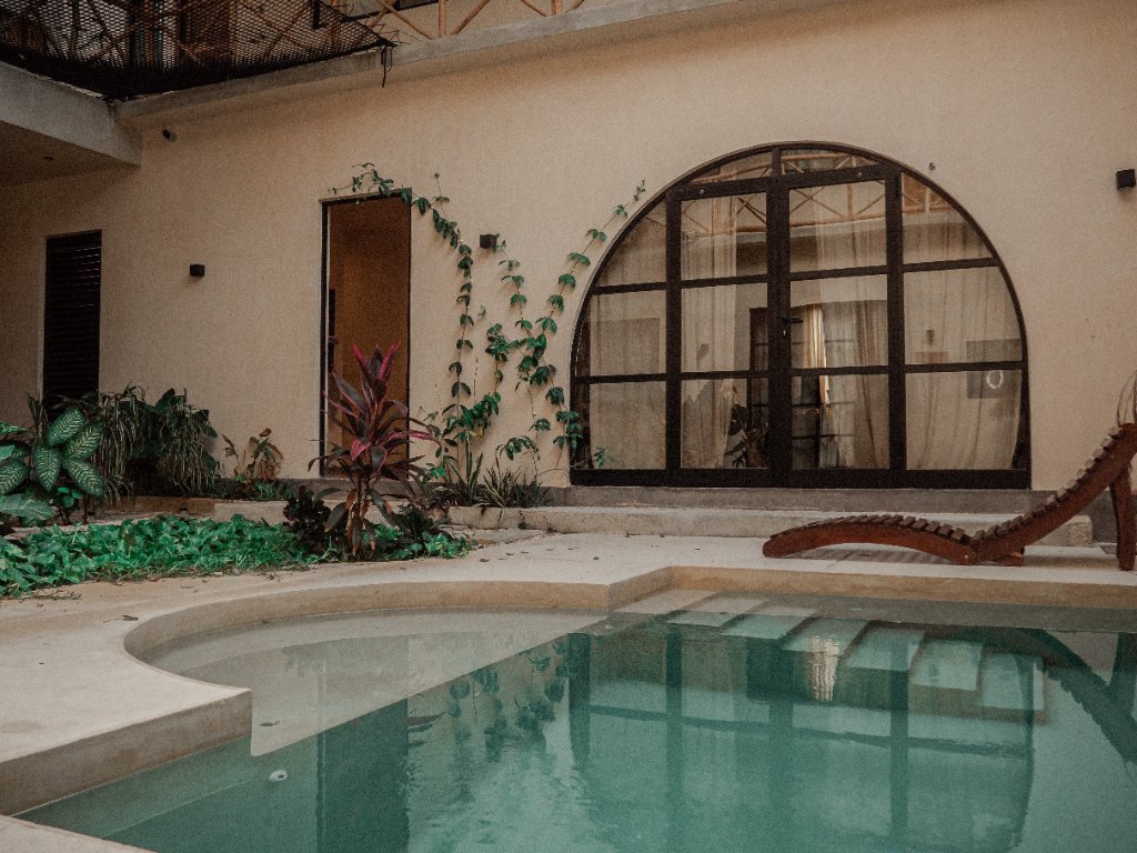 Alberca y terraza en la selva de Casa Kobaab Tulum, hotel boutique en La Veleta