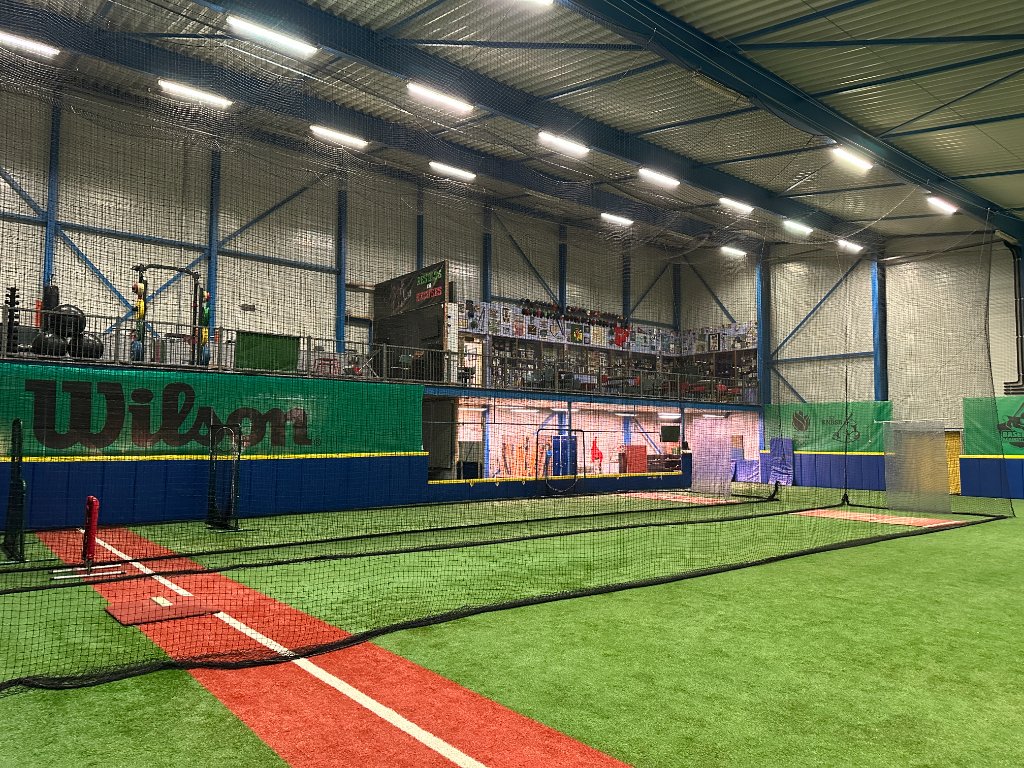 Batting cages met infield zicht
