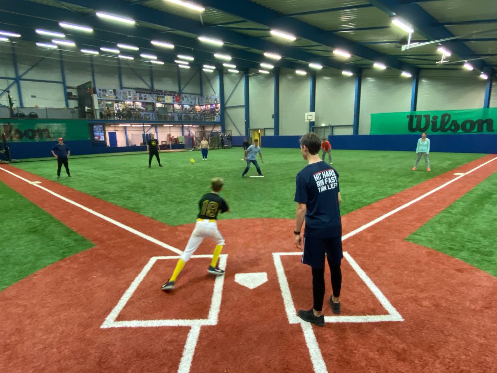 Jeugdspeler aan bat op het infield