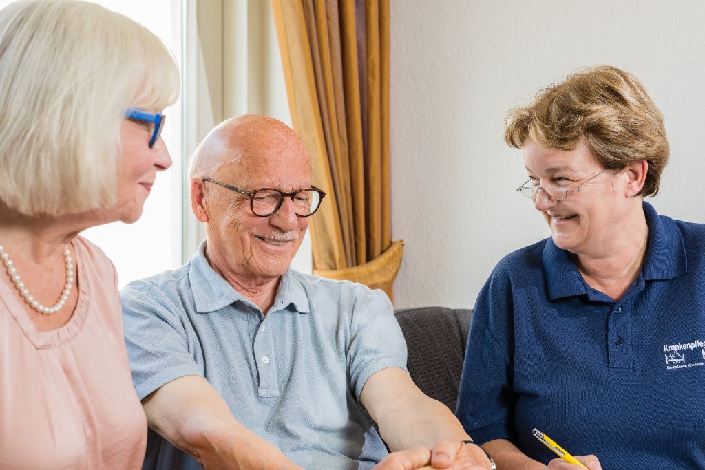 Beratungsgespräch bei Ihnen zuhause - Pflegeberaterin im Gespräch mit Senior-Paar