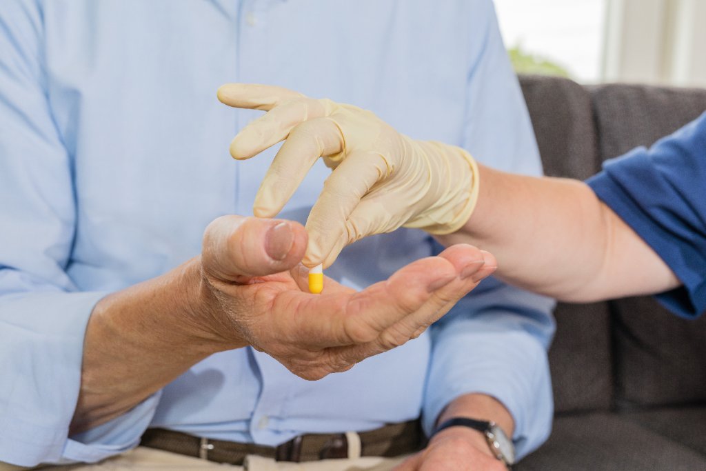 Medikamentenmanagement und Tablettengabe durch Pflegefachkraft - Häusliche Krankenpflege