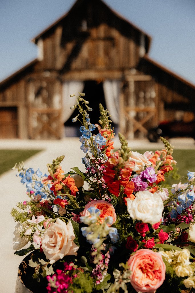 Brown Barn Neon Sign Sweetheart Table