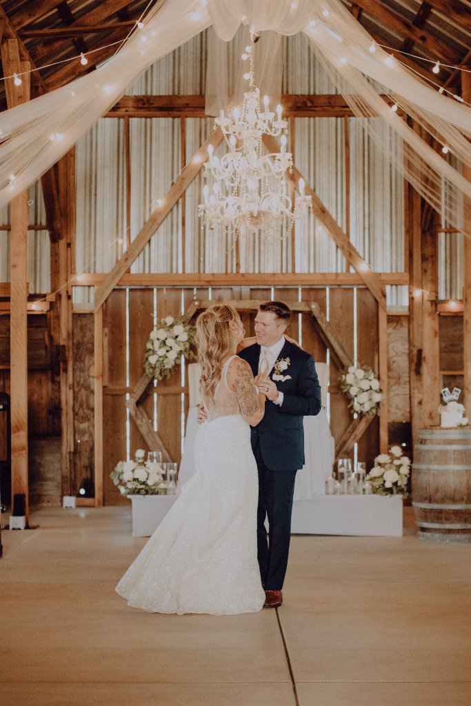 Brown Barn Sweetheart Table Kiss
