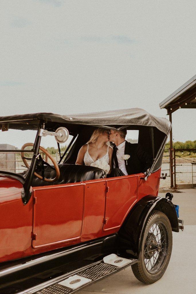 Barn Kiss