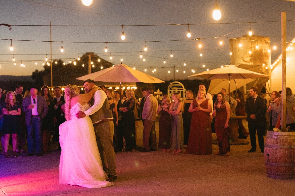 Bouquet Arch Kiss