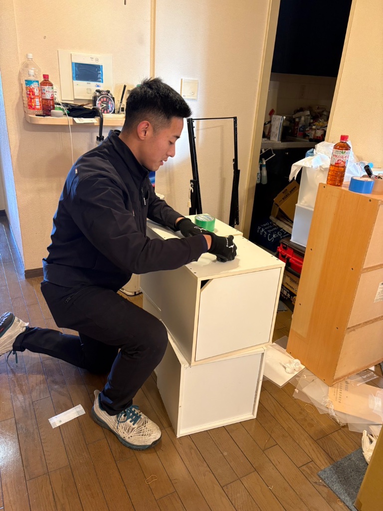 室内で品物を一つひとつ仕分けるTEIKETUのスタッフ