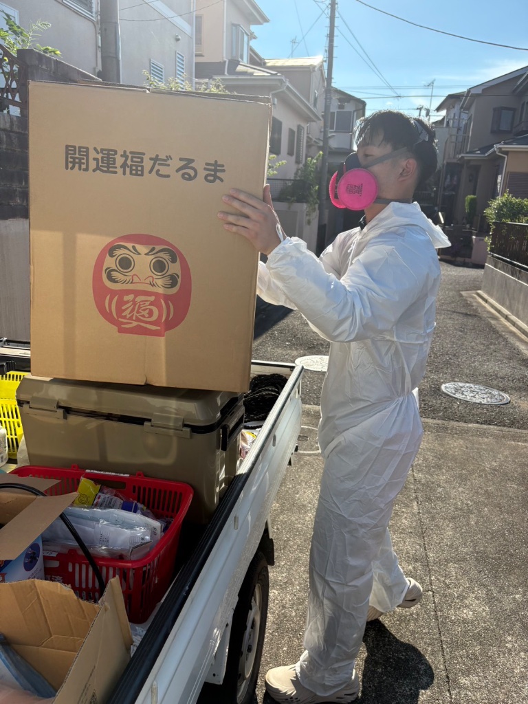 室内で品物を一つひとつ仕分けるTEIKETUのスタッフ